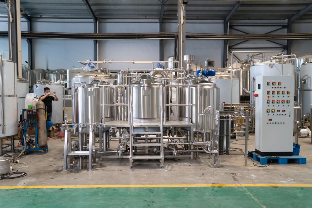 http://ttbrewshop.com/uploads/Brewery%20Images/Blog/20211106/Beer%20brewing%20equipment%20(3).jpg